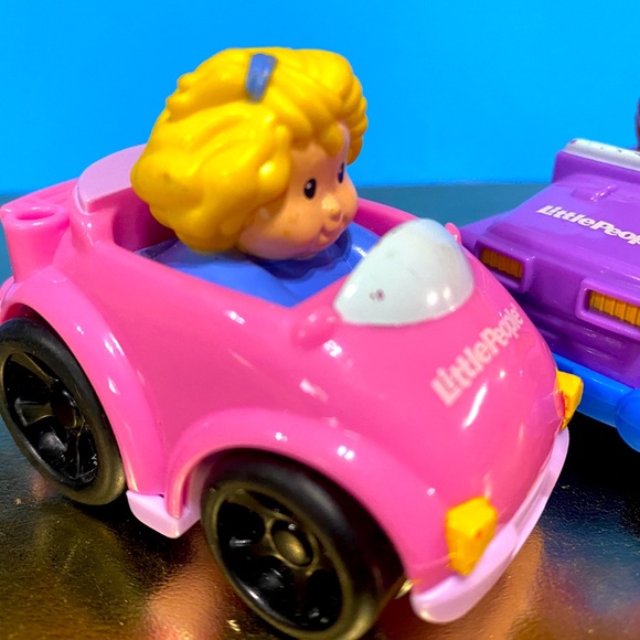 FISHER-PRICE 2009 LITTLE PEOPLE WHEELIES MAGGIE/PURPLE JEEP & SARAH IN PINK CAR - Picture 2 of 10